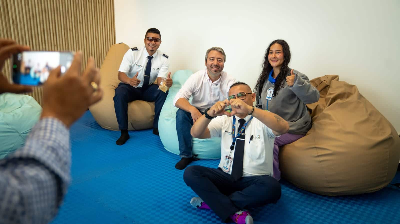 Foto en la cual se ve al presidente de Metro Cali con varios conductores en la Zona de Bienestar de la Terminal Menga.
