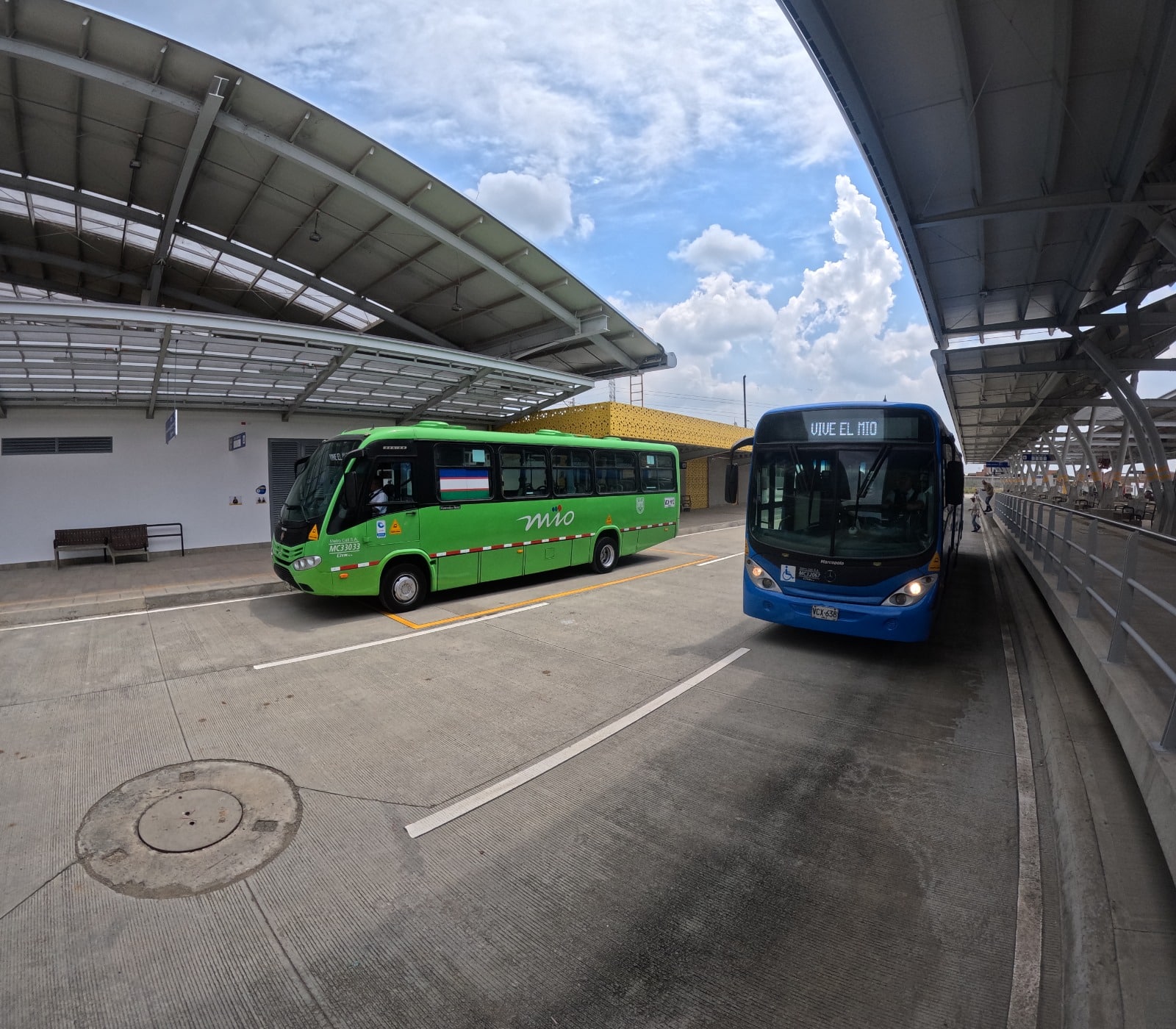 Foto en la cual se ven dos buses del MIO uno padrón y otro alimentador en la Terminal Aguablanca