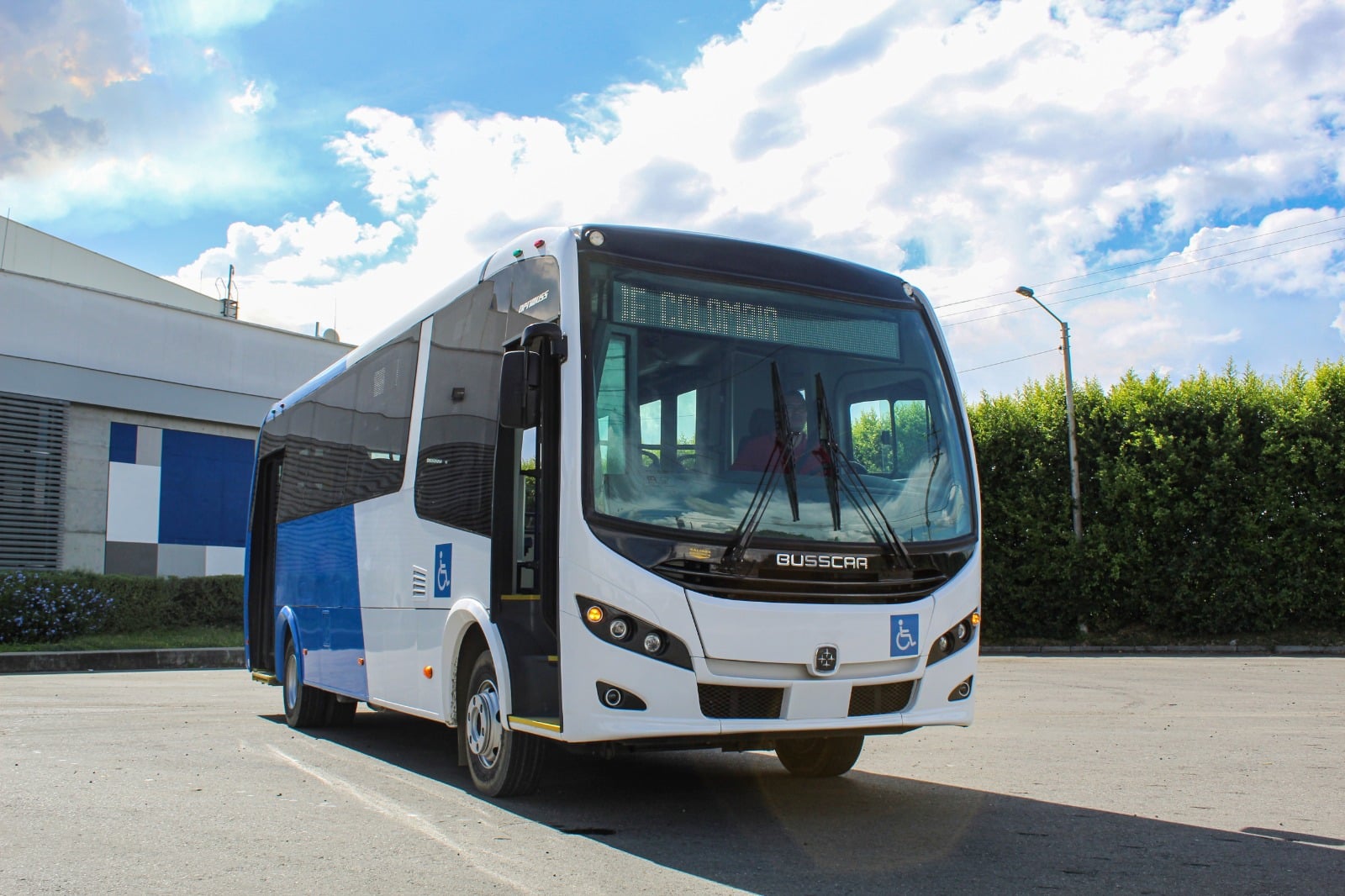 Foto en la cual se ve un bus del MIO.