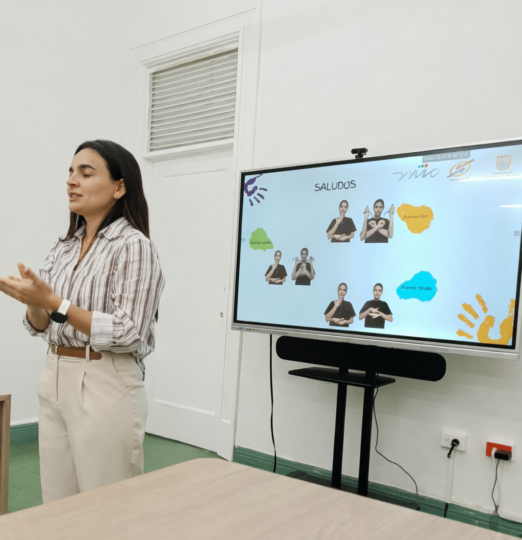 la Oficina de Cultura MIO y Gestión Social llevó a cabo una jornada de capacitación en Lengua de Señas Colombiana (LSC), impartida por Lucero Robledo, integrante del programa de Accesibilidad e interprete en Lengua de señas.