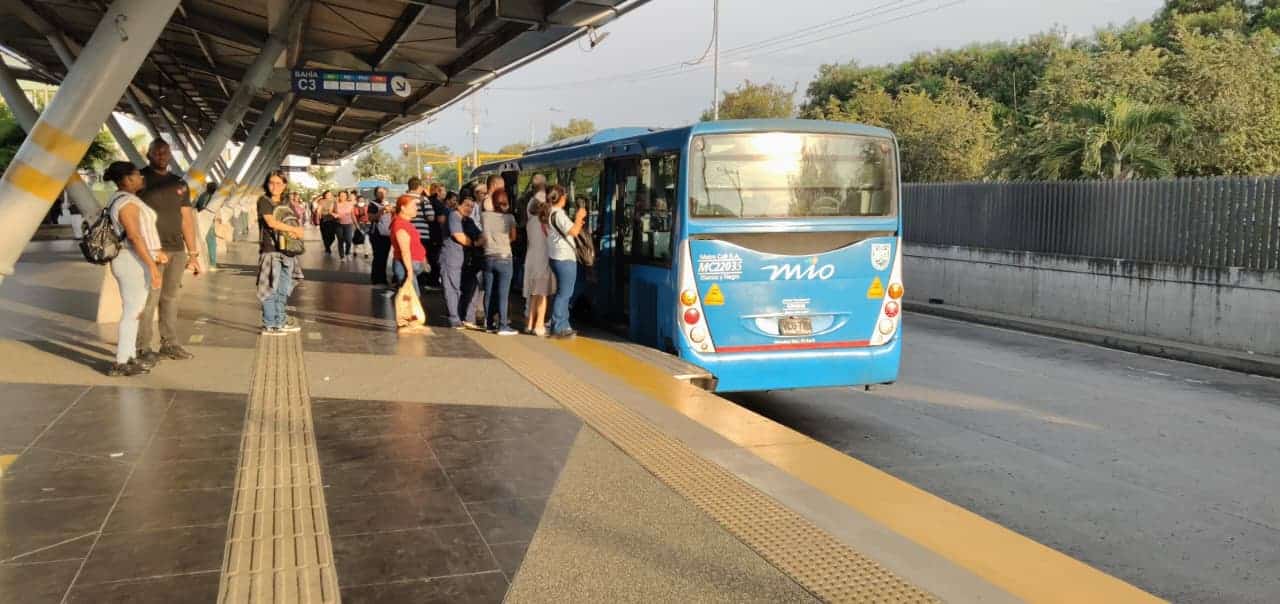 Foto en la cual se ve a usuarios en la Terminal Menga haciendo fila.