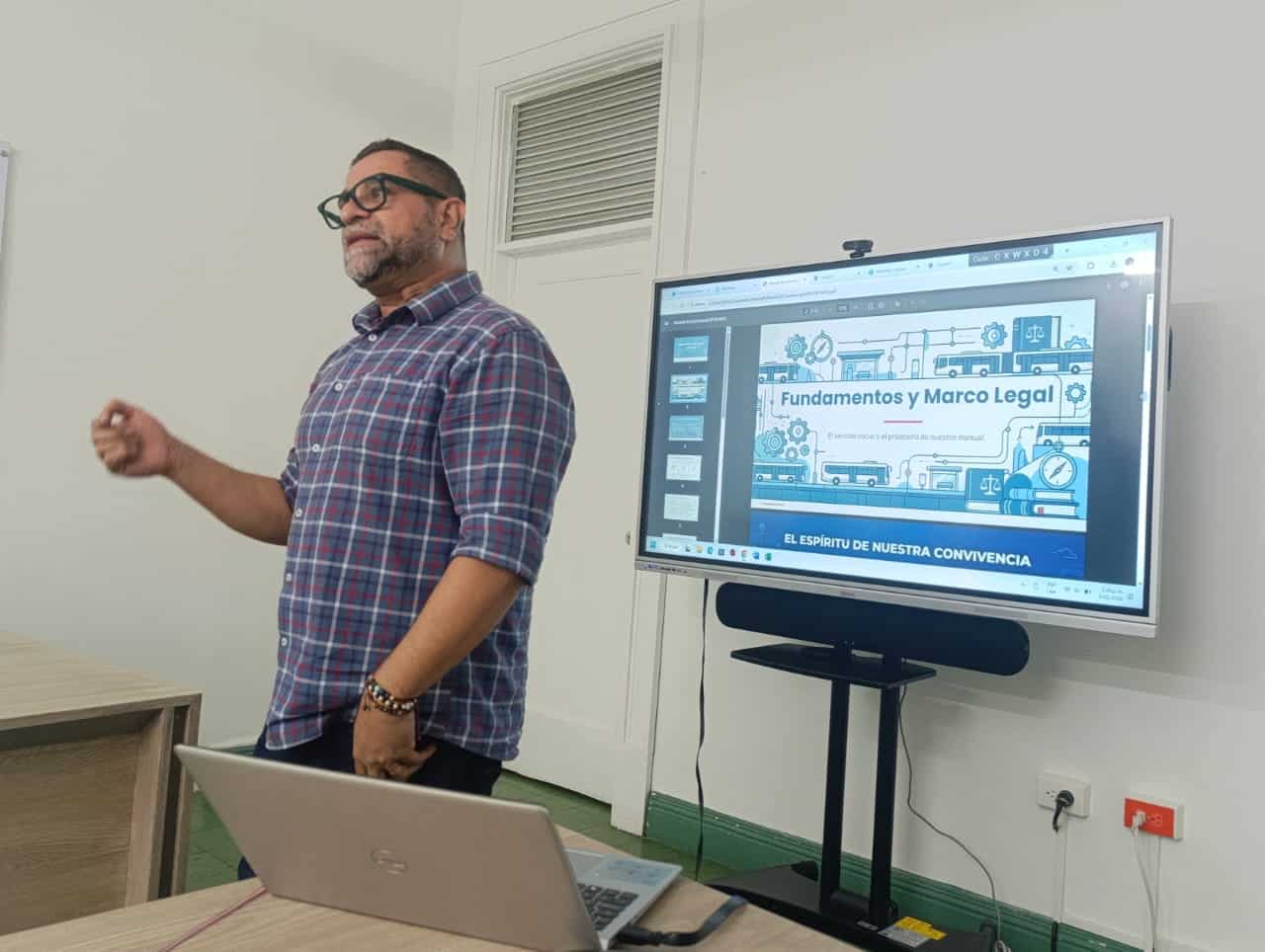 Fernán Alonso Agudelo Vanegas de la Oficina de Cultura MIO y Gestión Social, estuvo dirigida al equipo de contratistas de la dependencia. El enfoque central fue la apropiación de herramientas pedagógicas que promuevan el respeto, la corresponsabilidad y un trato digno hacia los usuarios.