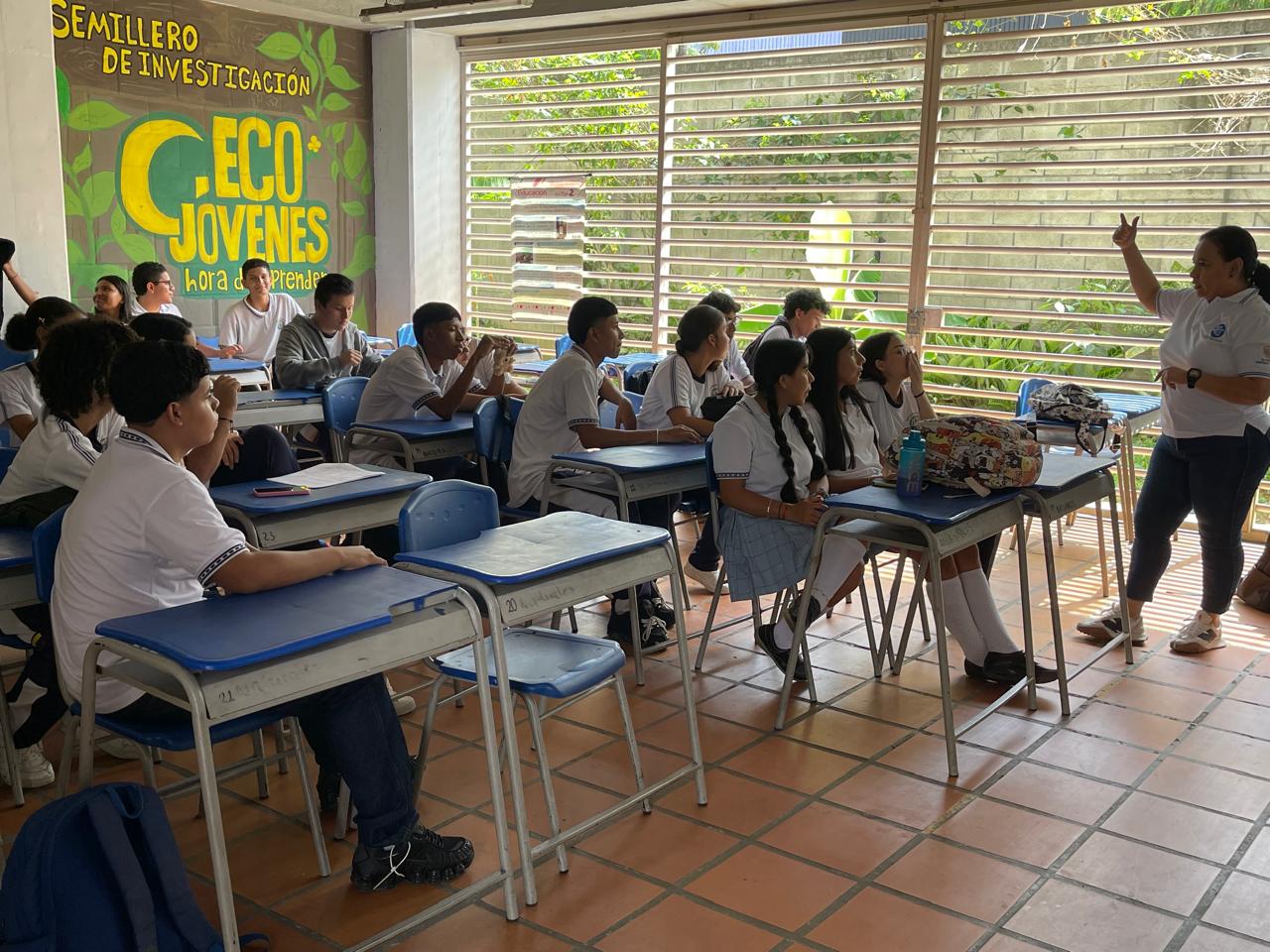 Estudiantes de grados 9, 10 y 11 participan en proceso formativo sobre cultura ciudadana y uso del sistema MIO.