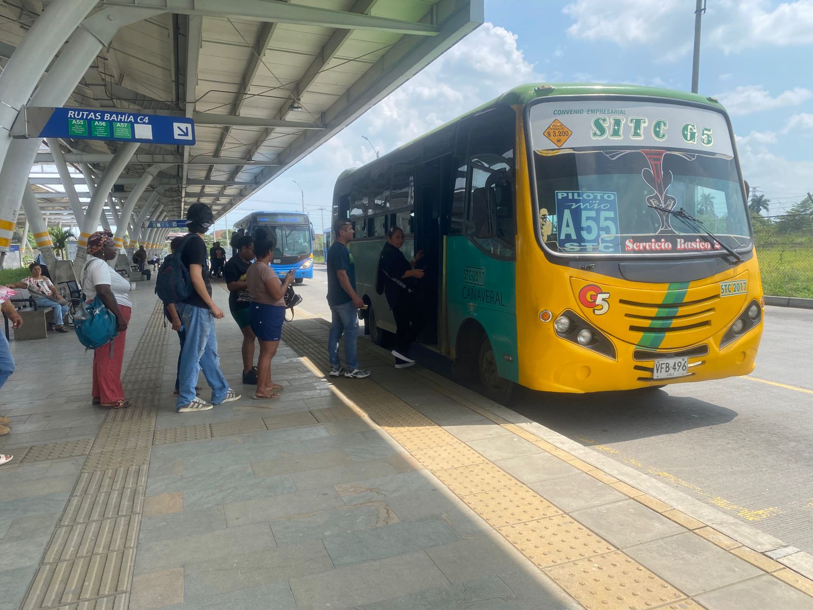 Foto donde se observa bus de la ruta A55 en una terminal del MIO recogiendo pasajeros.