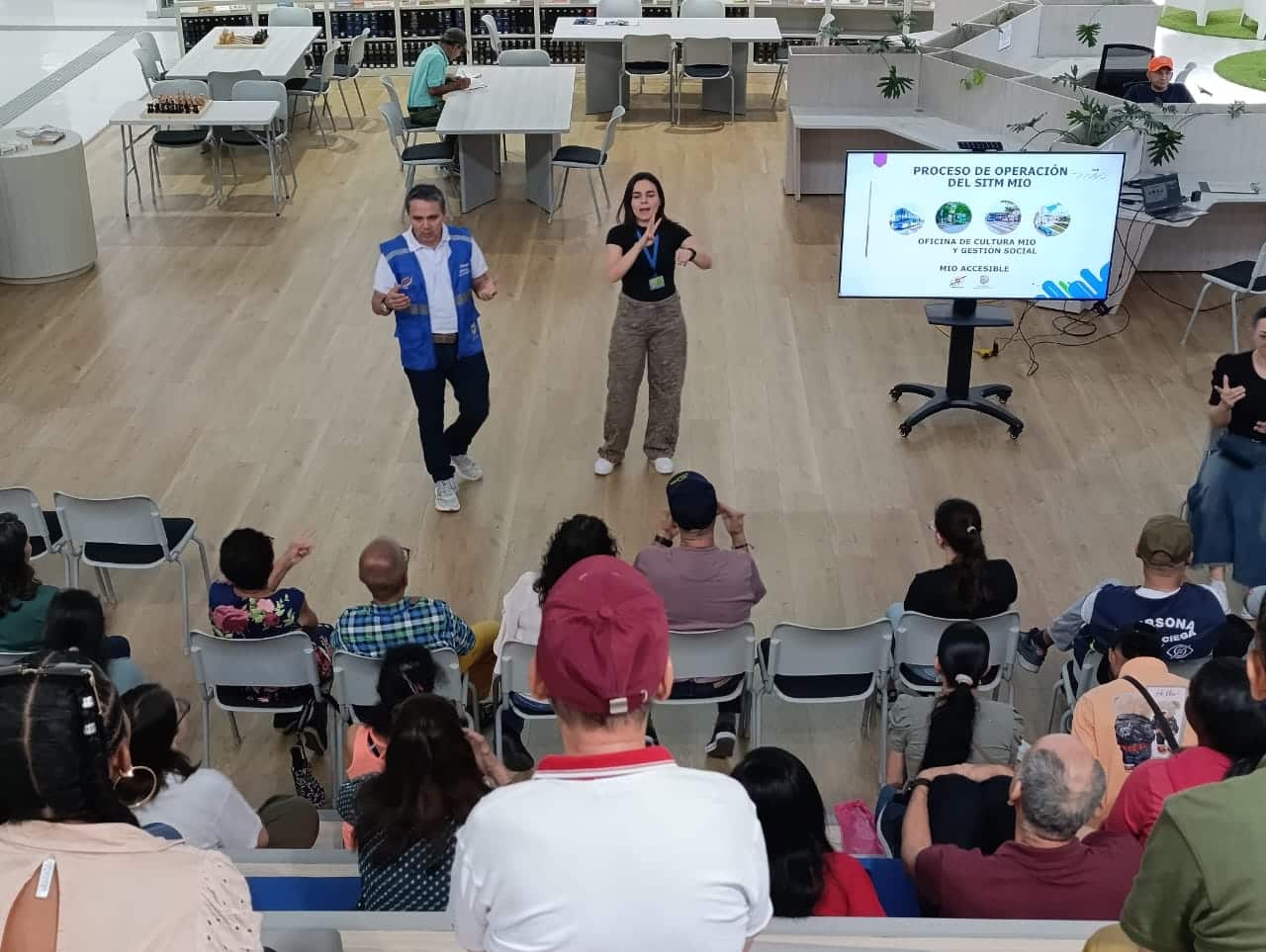 Metro Cali lideró durante abril un encuentro con la comunidad sorda en el Centro Cultural Comfandi.
