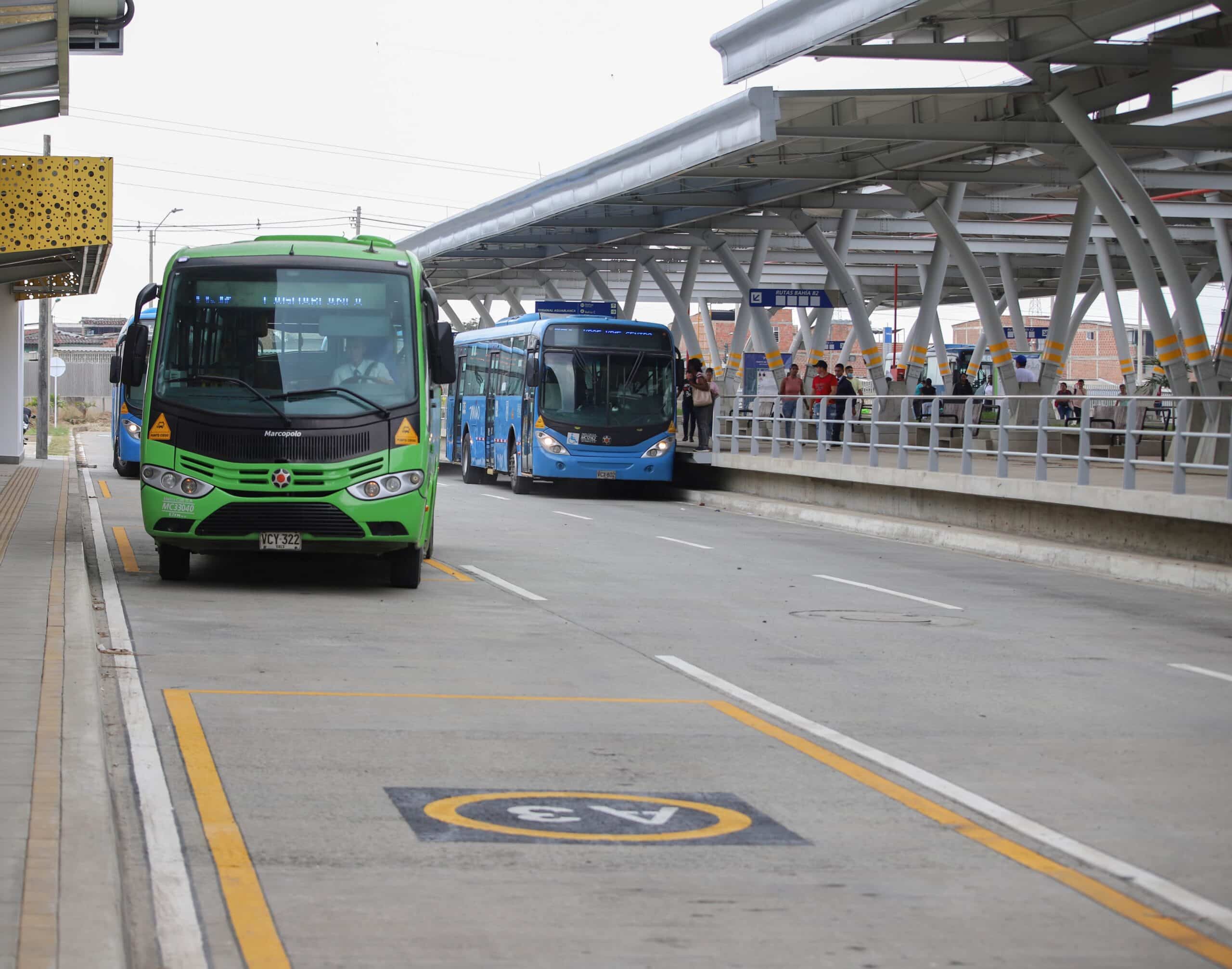 Foto de la Terminal Aguablanca en la cual se ven buses del MIO.