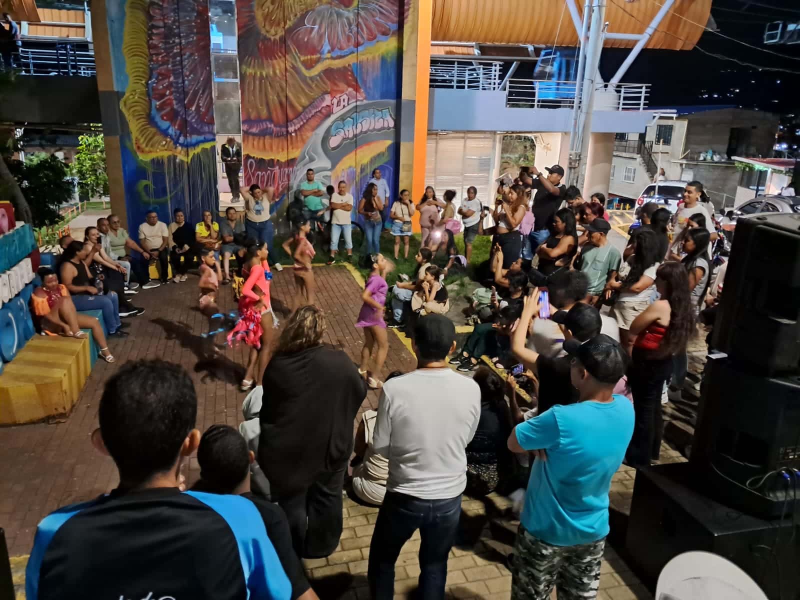 Tierra Blanca del MIO Cable se convirtió en el epicentro de la “Ruta de la Salsa” durante abril, en una jornada que contó con la participación especial de Moncho Santana, emblemática voz que formó parte de los inicios del Grupo Niche.
