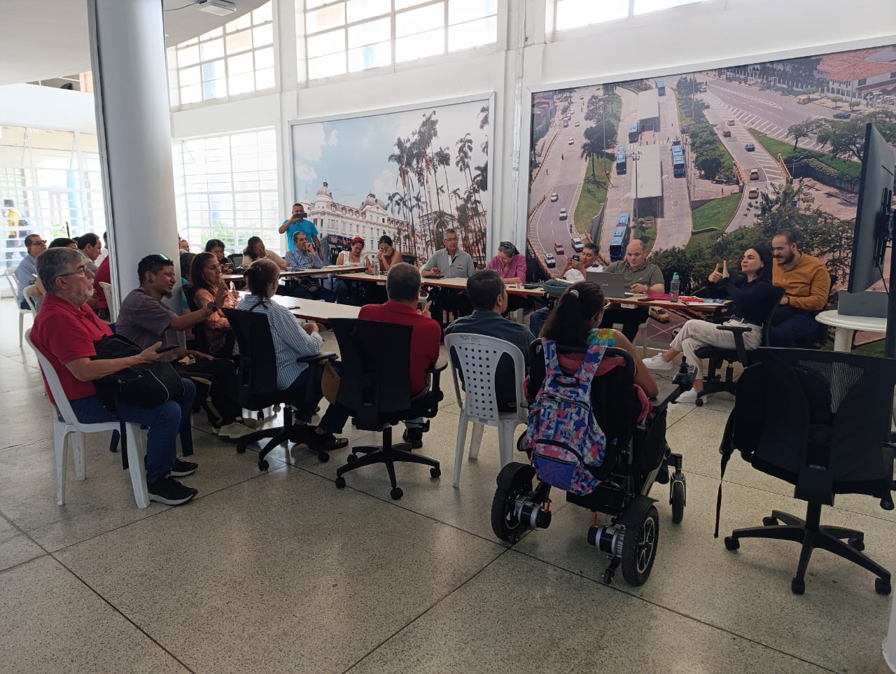 el equipo del Plan Integral de Accesibilidad, PIA, socializó puntos clave del proceso, entre ellos el inicio de la producción de contenidos audiovisuales con Lengua de Señas Colombiana, LSC, para informar sobre novedades del sistema y fortalecer las campañas de Cultura MIO.