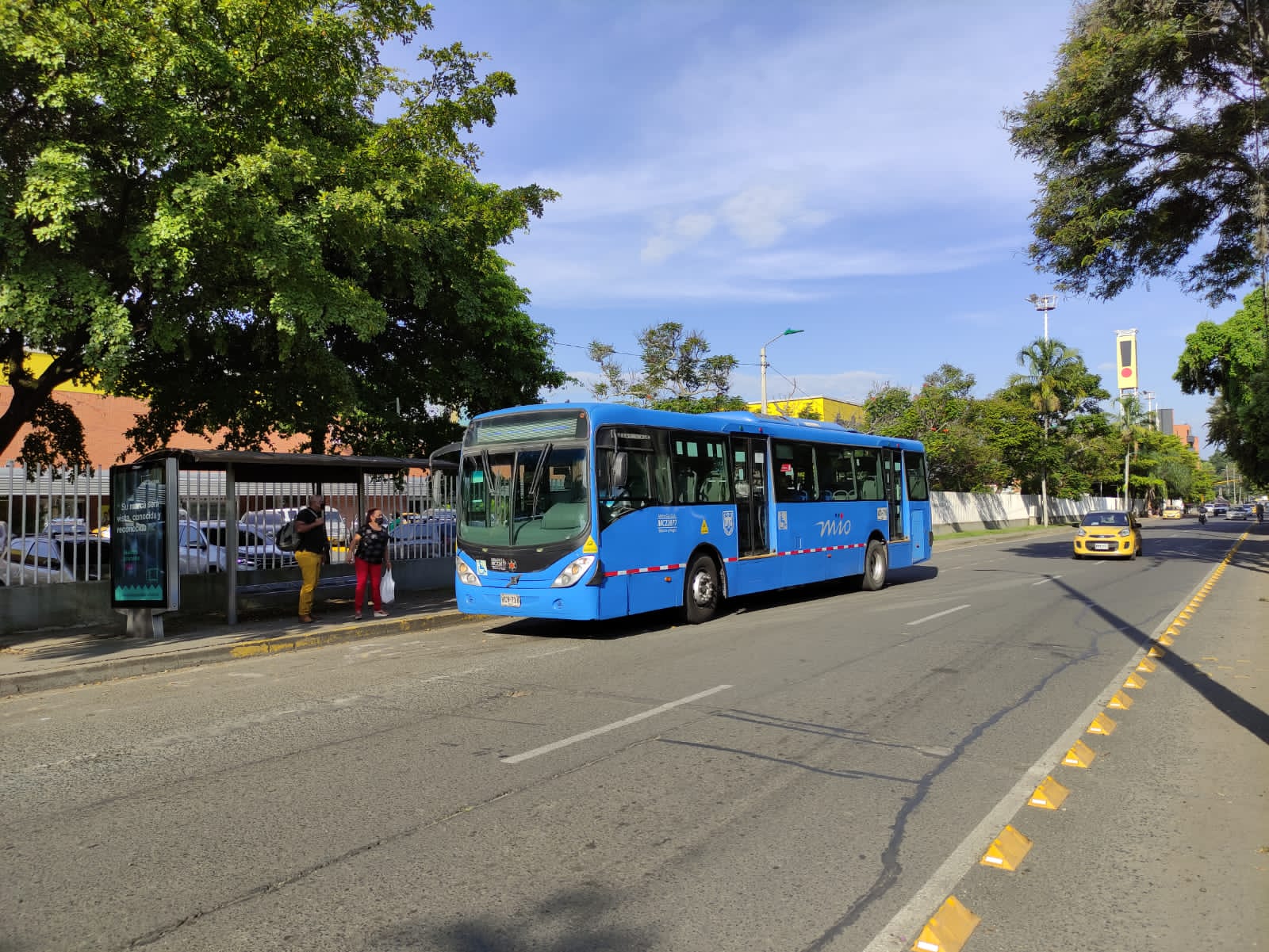 Foto en la cual se ve a un bus padrón del MIO recogiendo pasajeros en la vía.