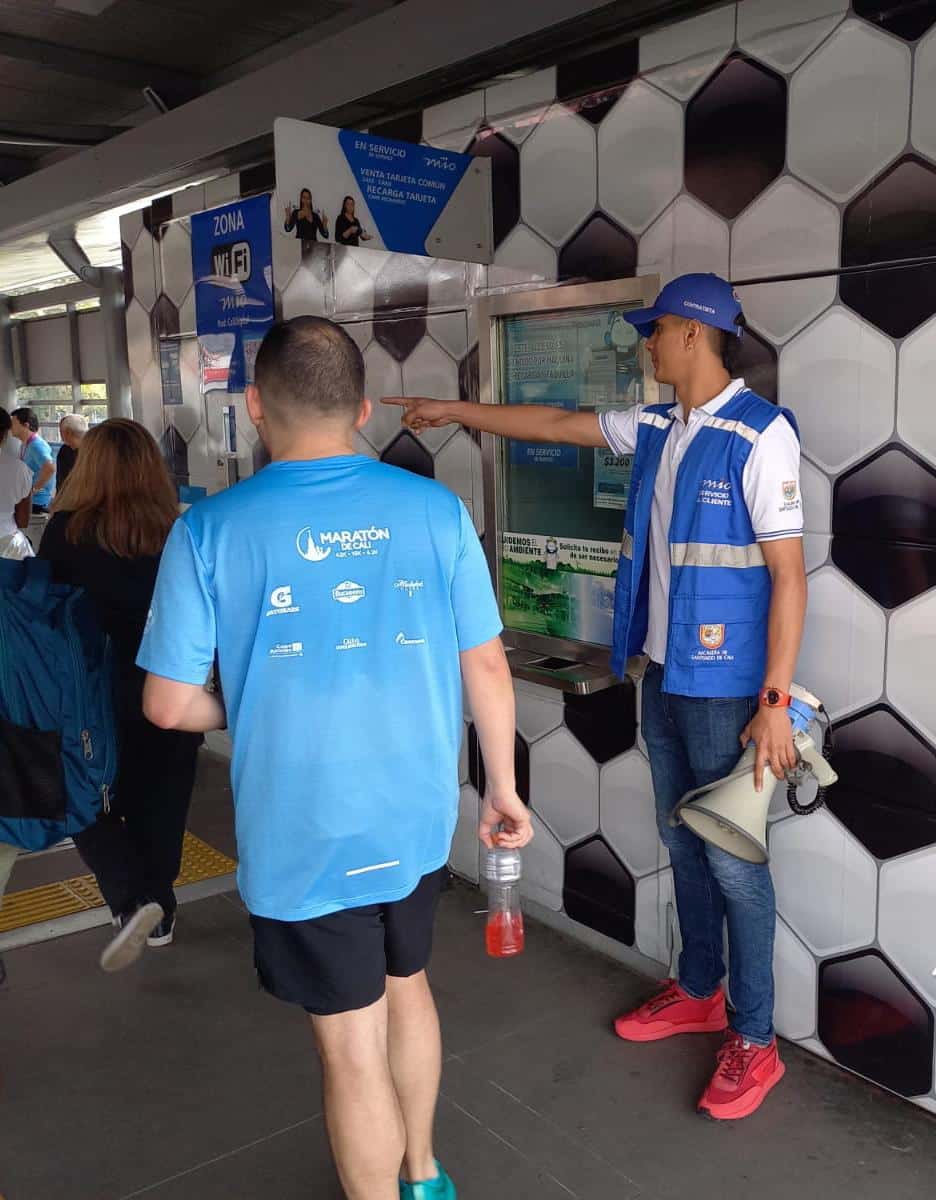Foto en la cual se ve a usuarios que participan de la carrera acceder a la estación Estadio.