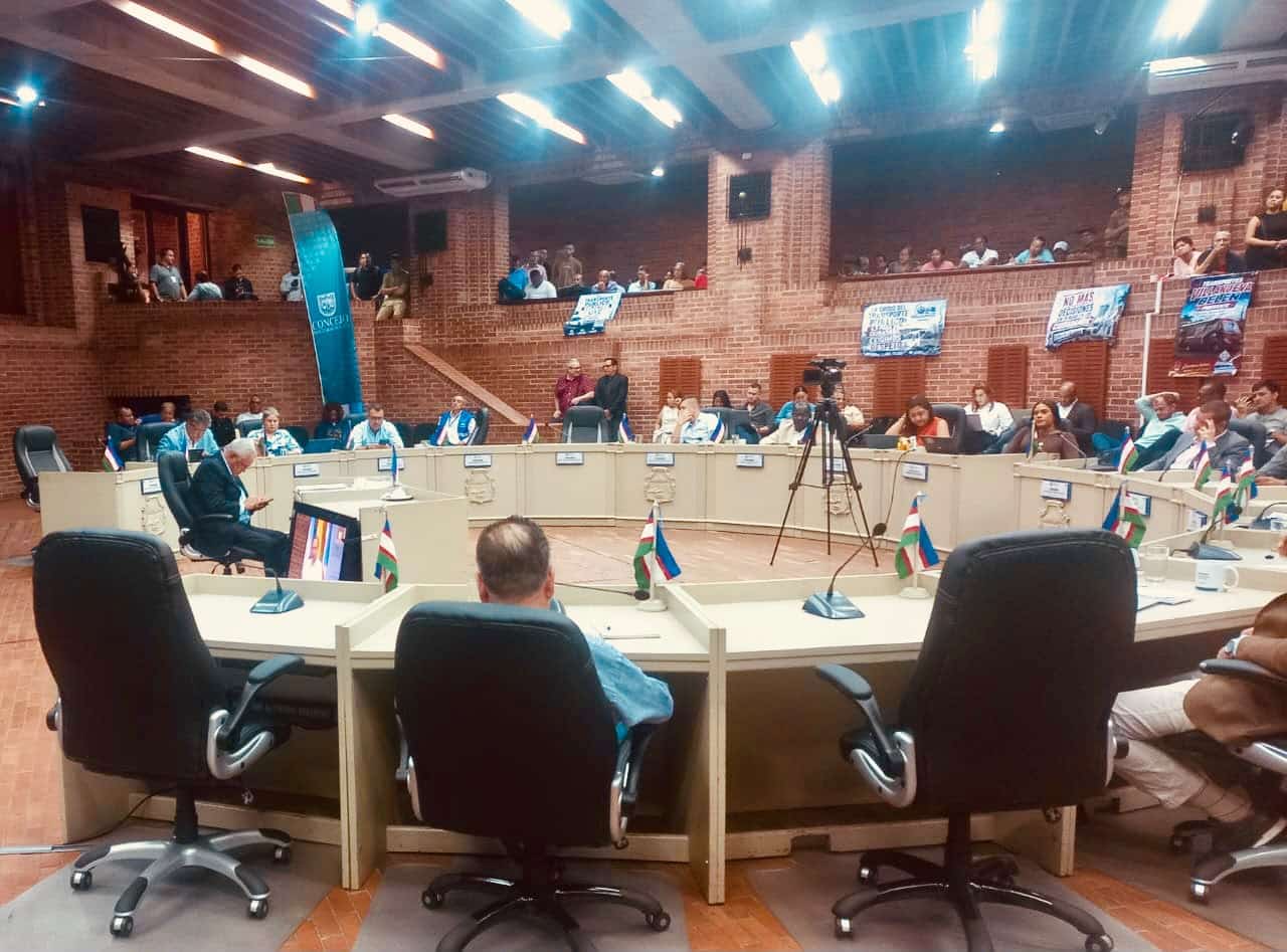 Foto donde se ve a los representantes de la comisión de presupuesto del Concejo.