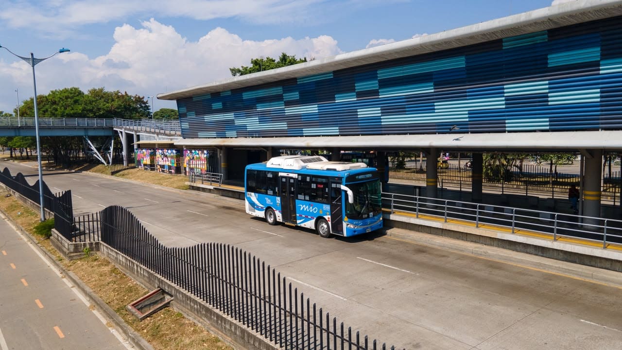 Foto en la cual se ve la Terminal Calipso y un bus del MIO haciendo la parada.