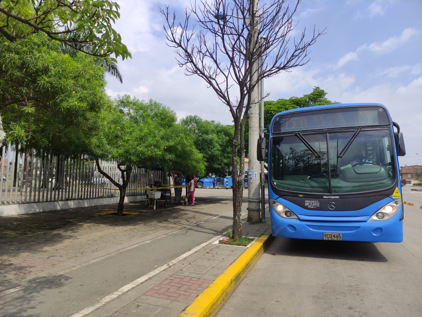Foto en la cual se ve un bus del MIO haciendo una parada en el carril mixto.