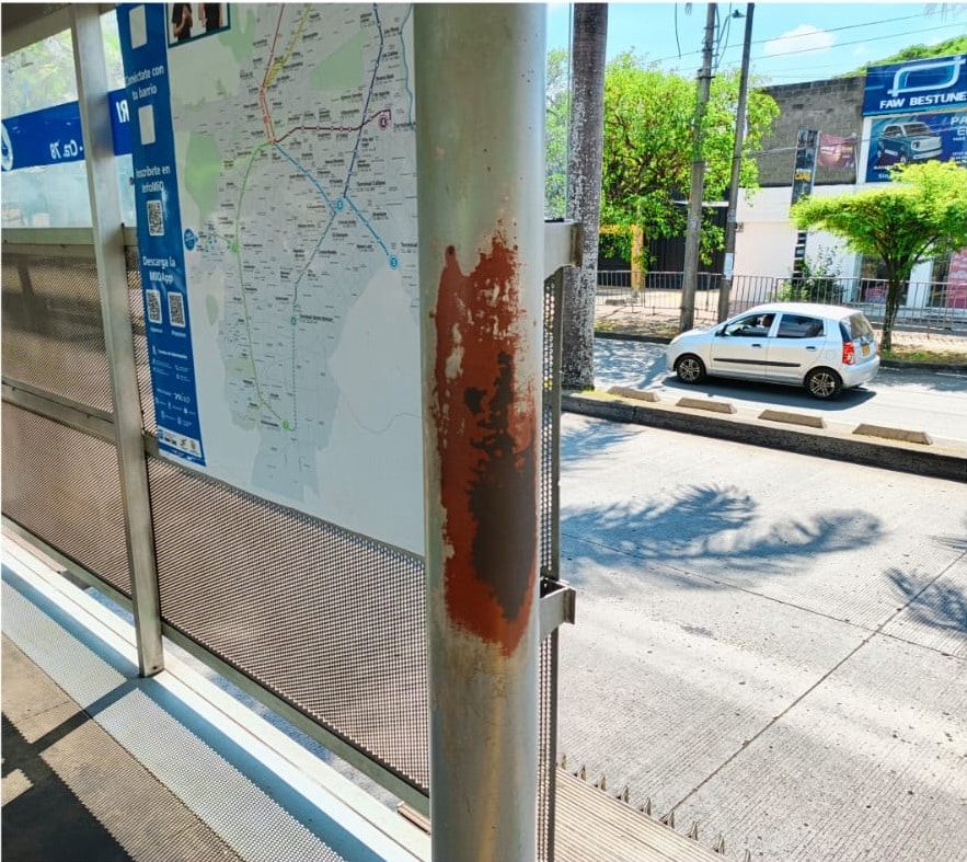 Foto en la cual se ve una tubo en la estación Capri, que necesita pintura.