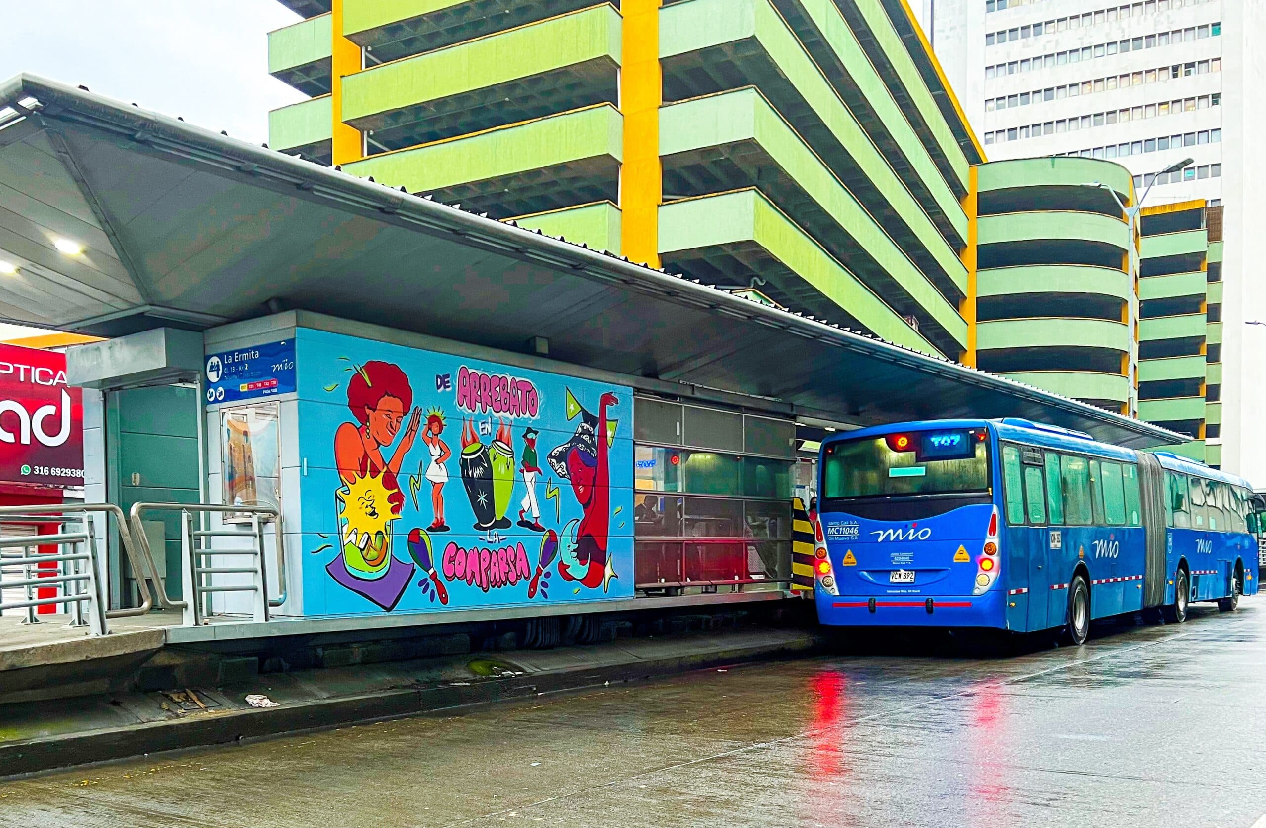Foto en la cual se ve a la estación La Ermita y un bus del MIO esperando pasajeros.