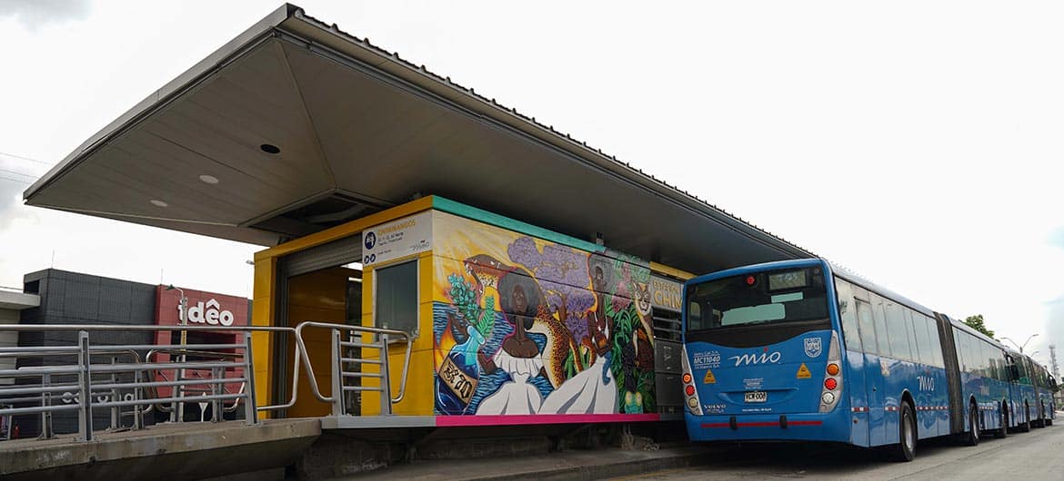 Foto em la cual se ve la estación Chiminangos y bus del MIO.