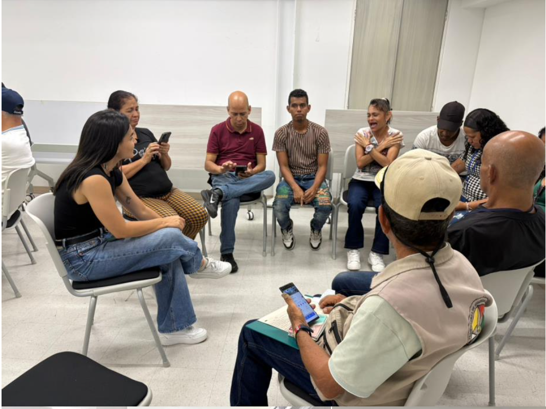 Con el propósito de derribar barreras y garantizar un transporte más accesible, se llevó a cabo una enriquecedora jornada de socialización tecnológica dirigida a la comunidad sorda de Cali. El objetivo principal fue capacitar a los usuarios de esa comunidad, en el uso y aprovechamiento de las herramientas digitales que ofrece el Sistema Masivo Integrado de Occidente (MIO).