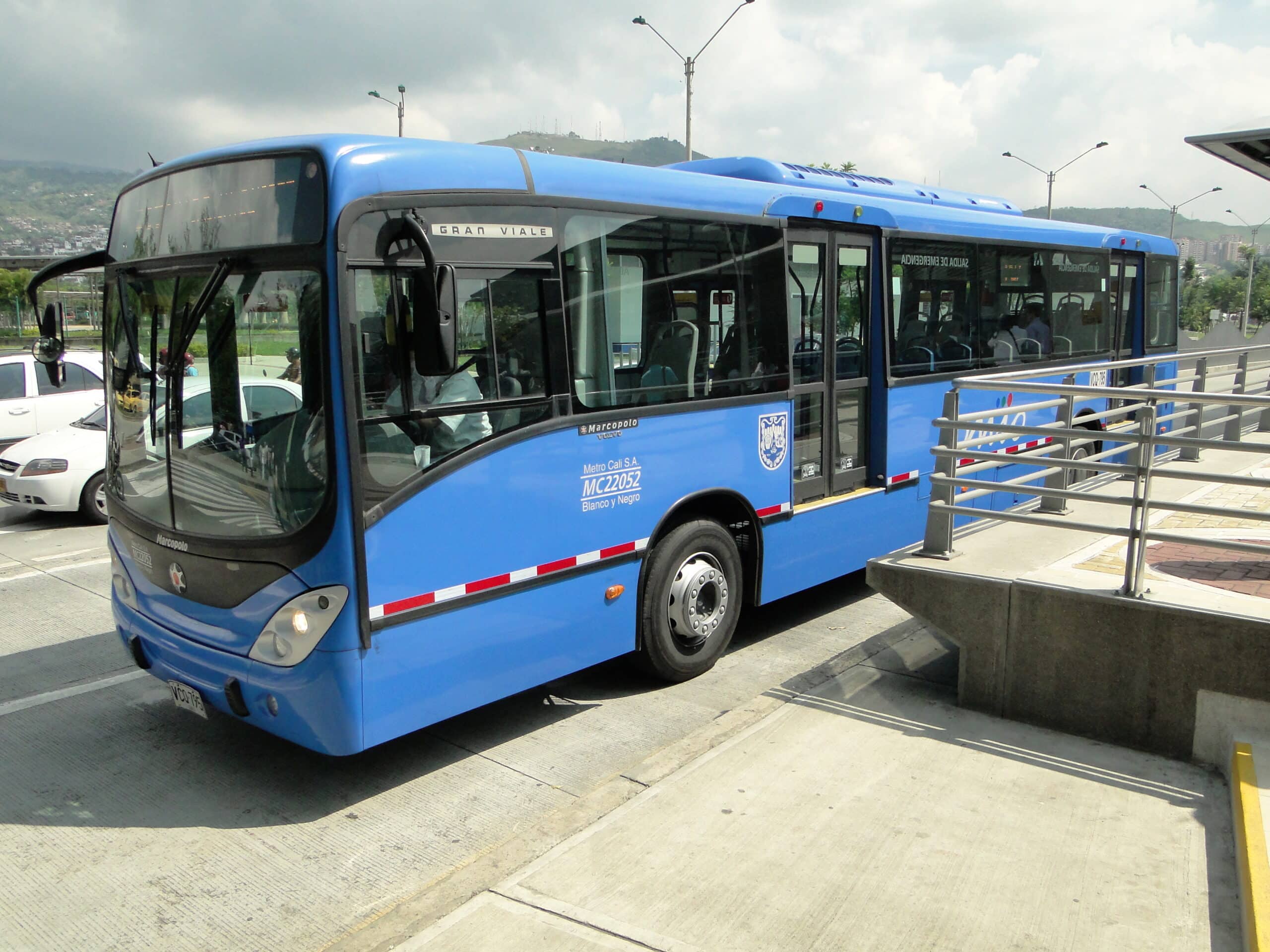 Foto donde se ve un bus del MIO en operación.