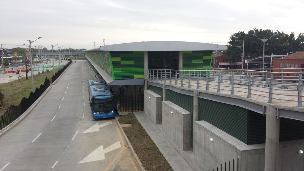 Foto donde se ve la Terminal Calipso y buses del MIO.