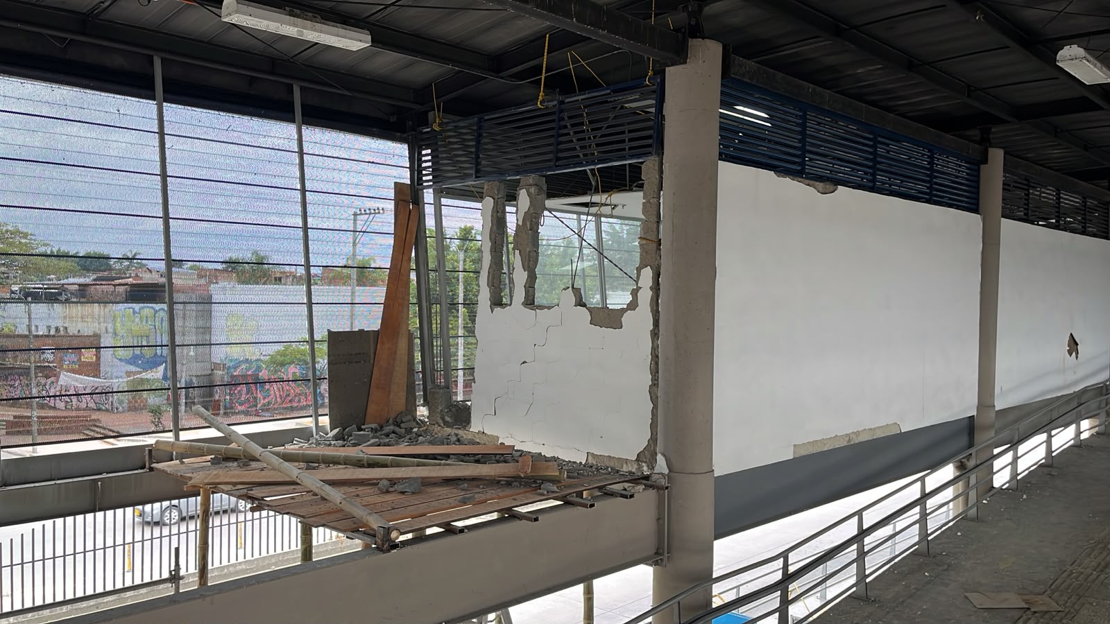 Foto de la Terminal Calipso afectada después del terremoto del 10 de agosto.