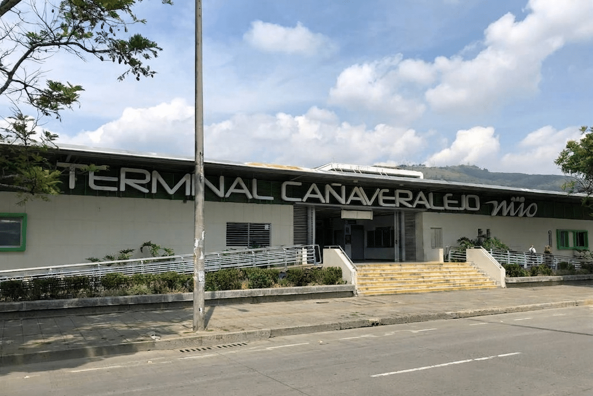 Foto en la cual se ve la entrada de la Terminal Cañaveralejo.
