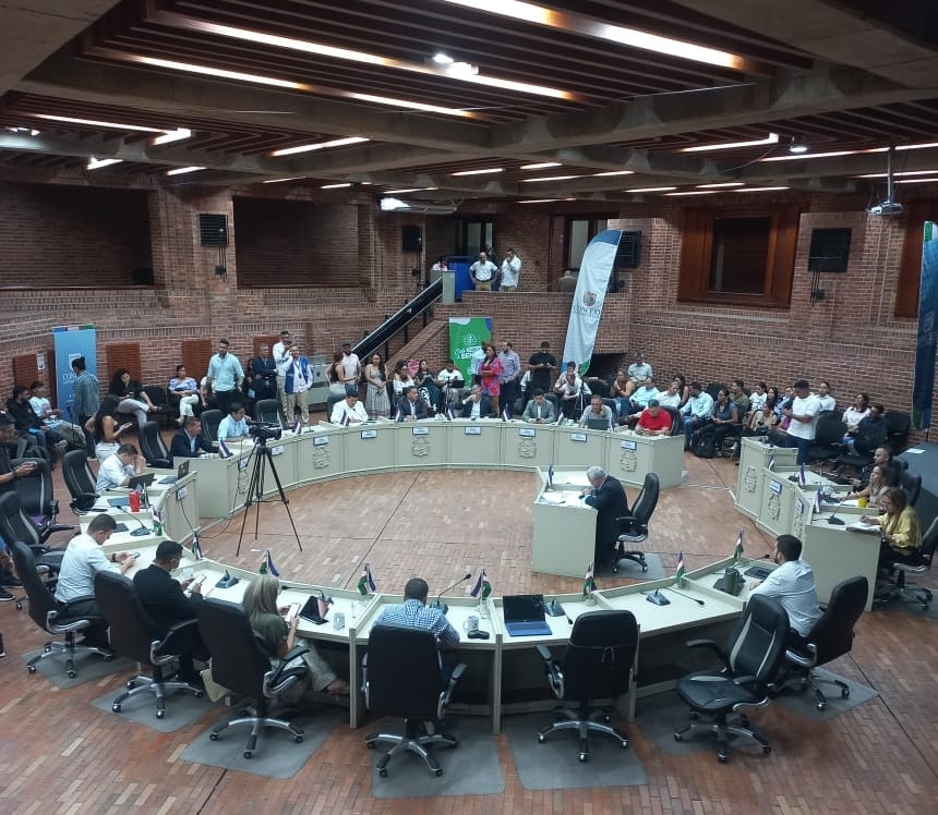 Foto en la cual se ve a los concejales en sesión.
