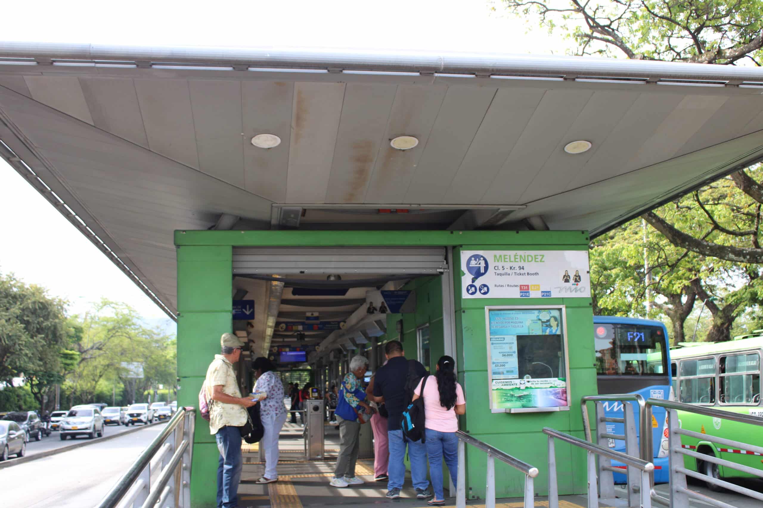 Foto en la cual se ve la entrada de la estación Meléndez.