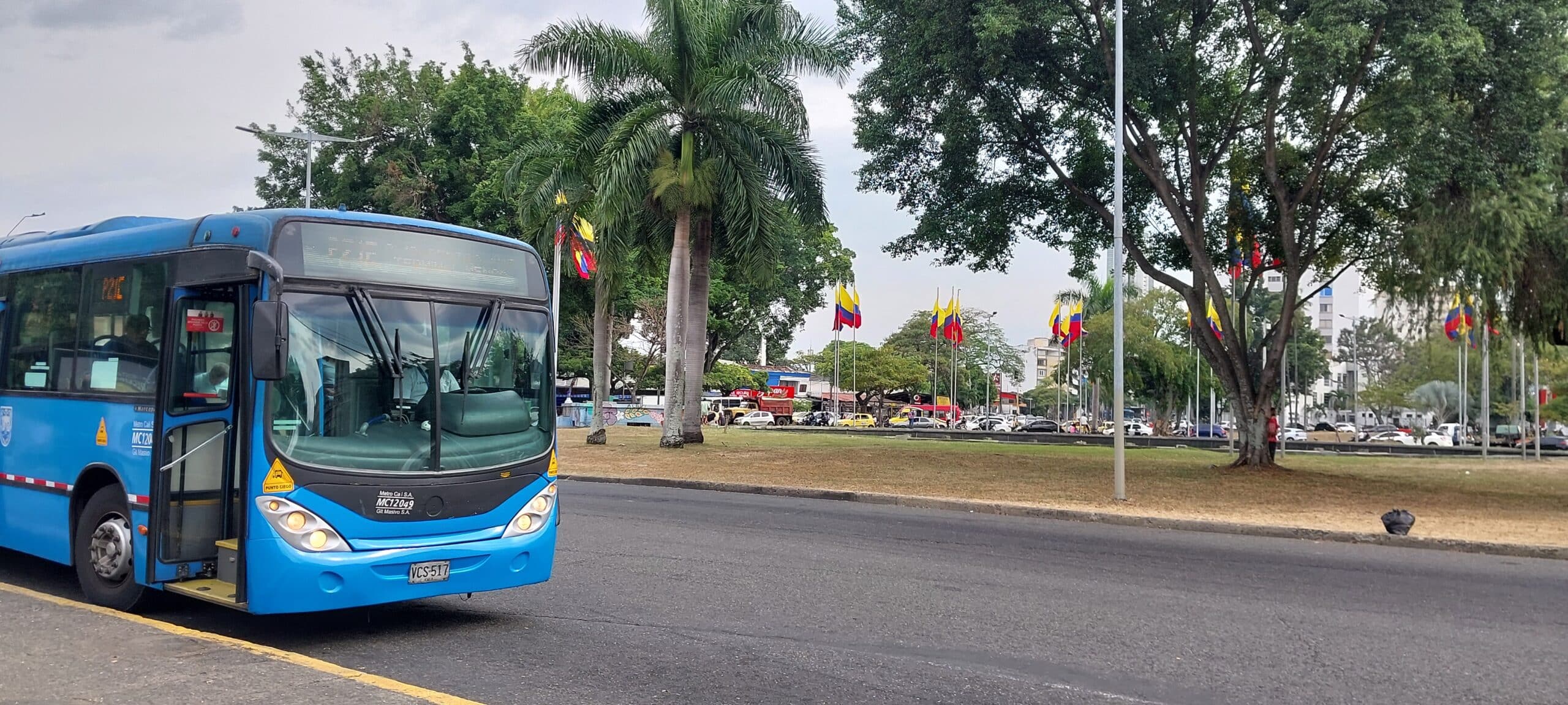 Foto en la cual se ve un bus del MIO transitando por la Avenida Las Américas.