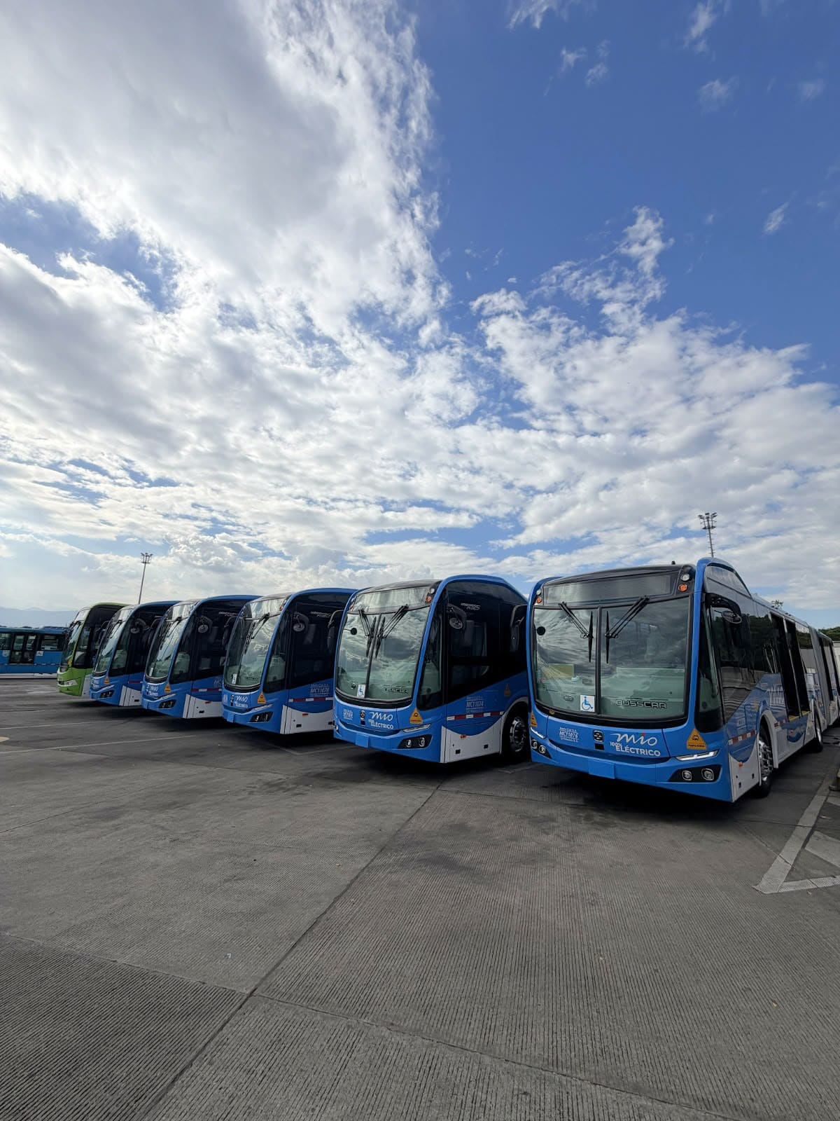 Foto donde se ven los nuevos buses articulados eléctricos del MIO.