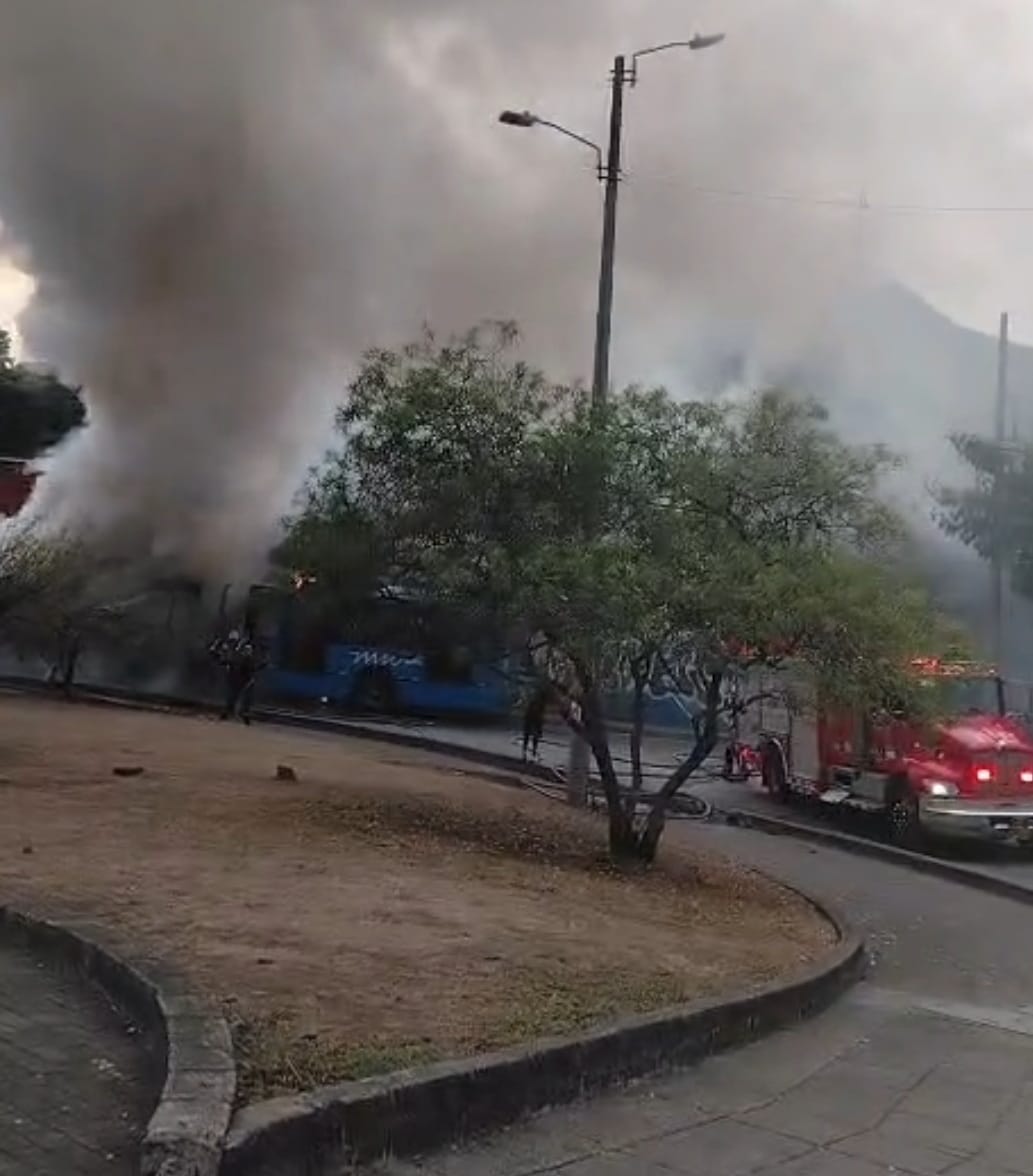 Foto en la cual se ve un bus de MIO que le sale humo y al lado hay una máquina de bomberos.