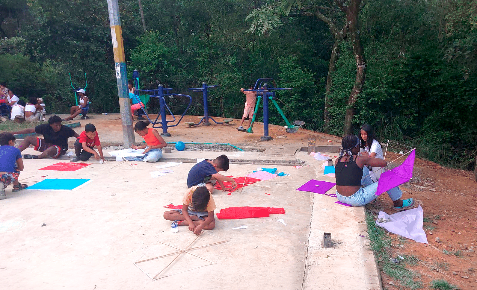 Setenta niños y niñas de Altos de Santa Elena participaron el pasado 20 de agosto en un taller de elaboración de cometas realizado por Metro Cali y la Fundación Semilleros de Amor y Vida, como parte de las acciones de acompañamiento social a comunidades afectadas por el sismo del 10 de agosto.