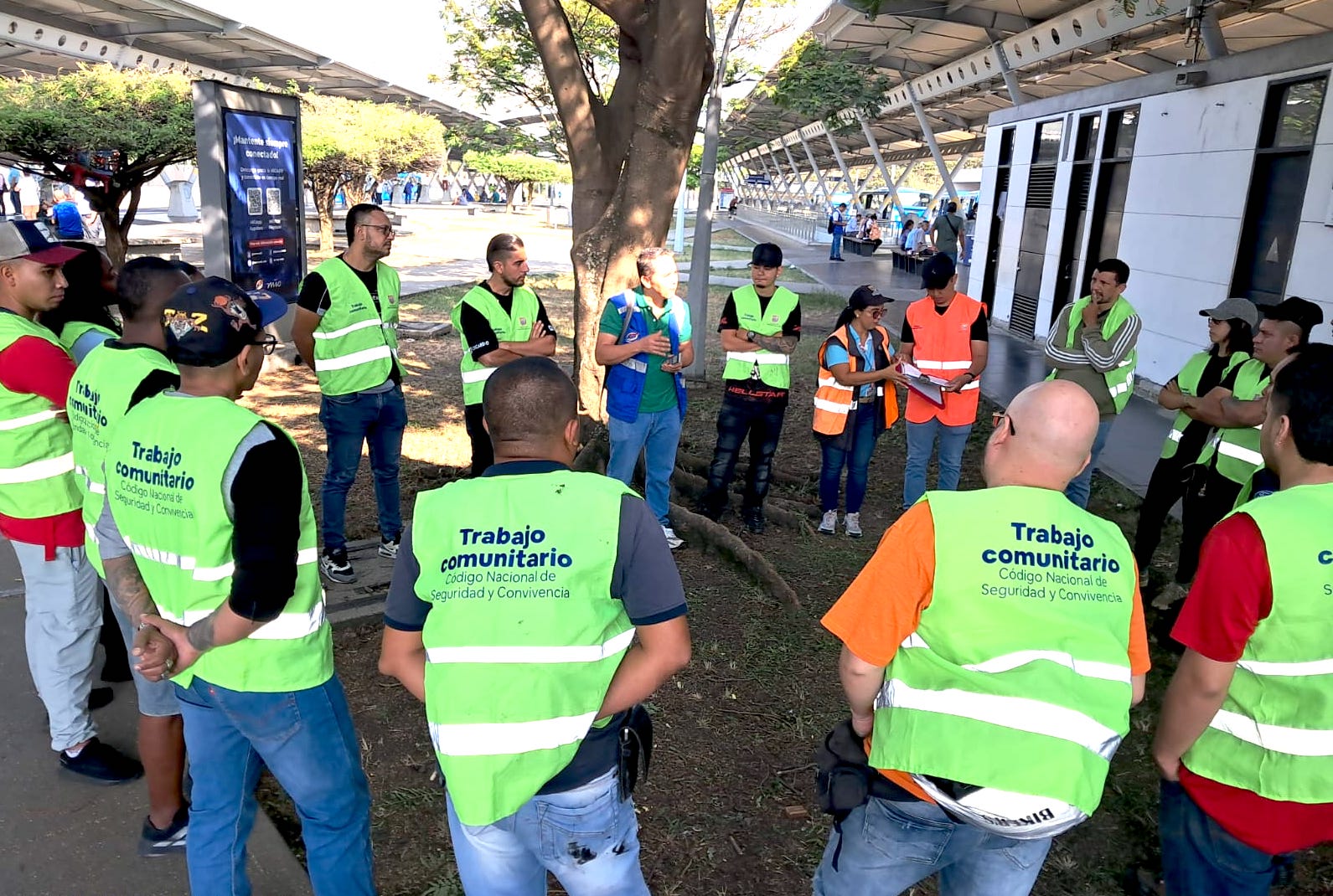 Personas con medidas correctivas pendientes por infracciones al Código Nacional de Seguridad y Convivencia Ciudadana participaron en una jornada pedagógica y de trabajo comunitario realizada en la Terminal Menga.