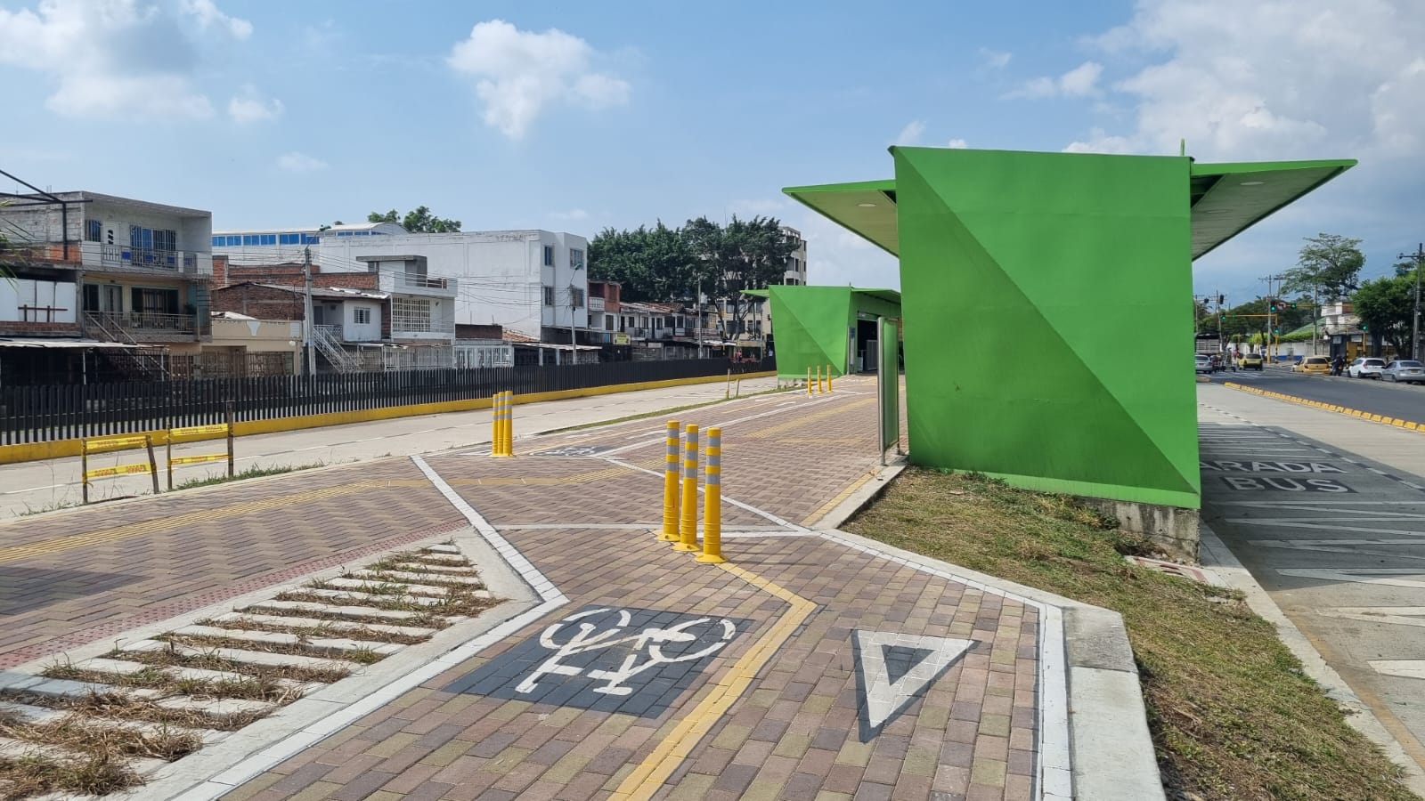 Foto en la cual se ve una de las estaciones de la Troncal Oriental, el carril solo bus y el parque peatonal.